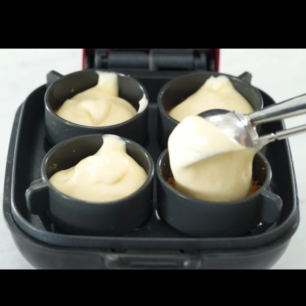 NIB DASH Deluxe Sous Vide Style Egg Bite Maker w 4 Silicone Molds